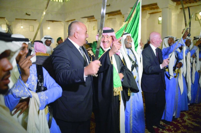 سلطان بن سلمان وبويكو بوريسوف يستعرضان بالسيف