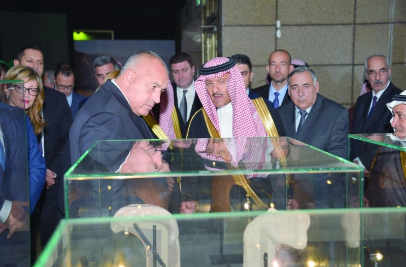 .. ويطلعان على المعروضات (واس)