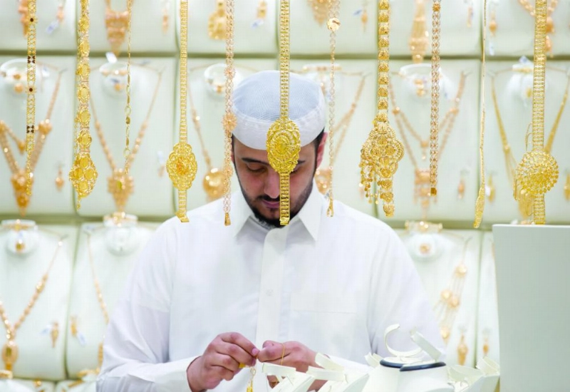 شاب يعمل في أحد محلات الذهب بالرياض (رويترز)