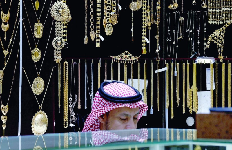 سعودي في أحد محلات الذهب بالرياض (مكة)