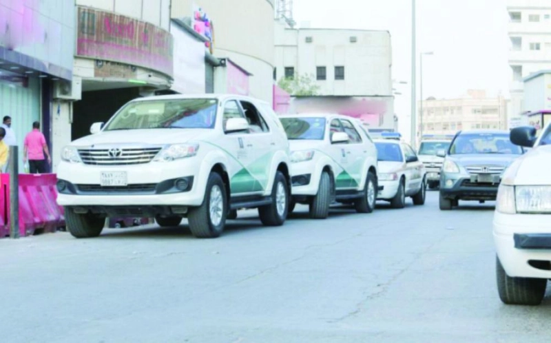 مركبات التجارة أثناء التفتيش أمس (مكة)