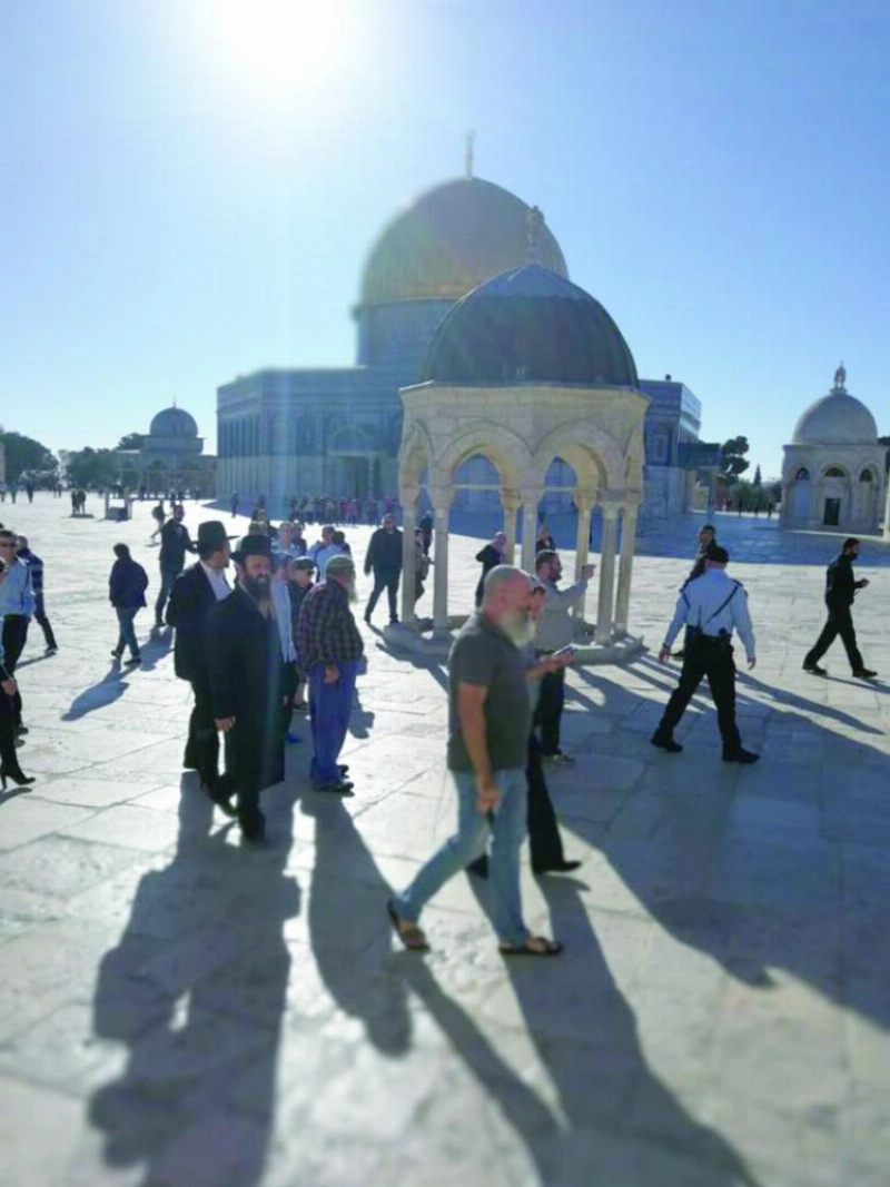 مستوطنون في باحات المسجد الأقصى أمس (الوكالات)