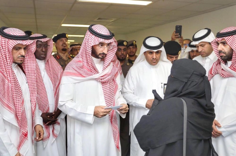 عبدالله بن بندر يستمع لمطالب الأهالي خلال جولته (واس)