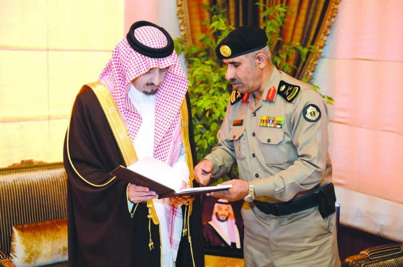 فيصل بن خالد يتسلم التقرير من صالح القرزعي (واس)