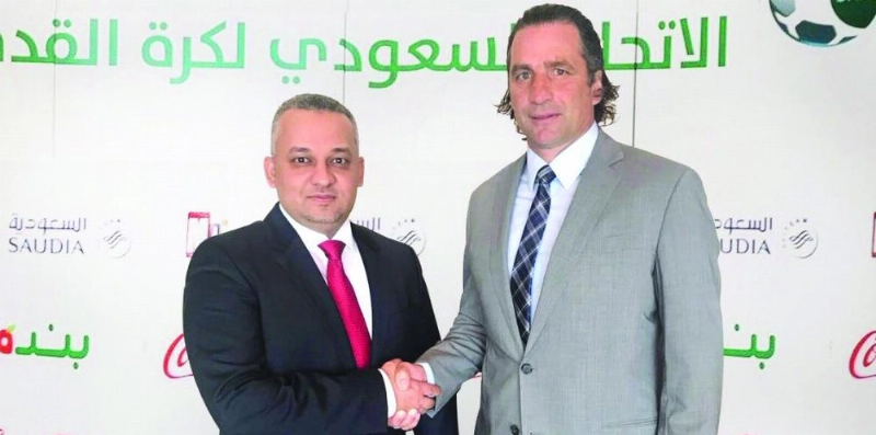 بيتزي وعادل عزت عقب توقيع عقد تدريب الأخضر (الاتحاد السعودي)