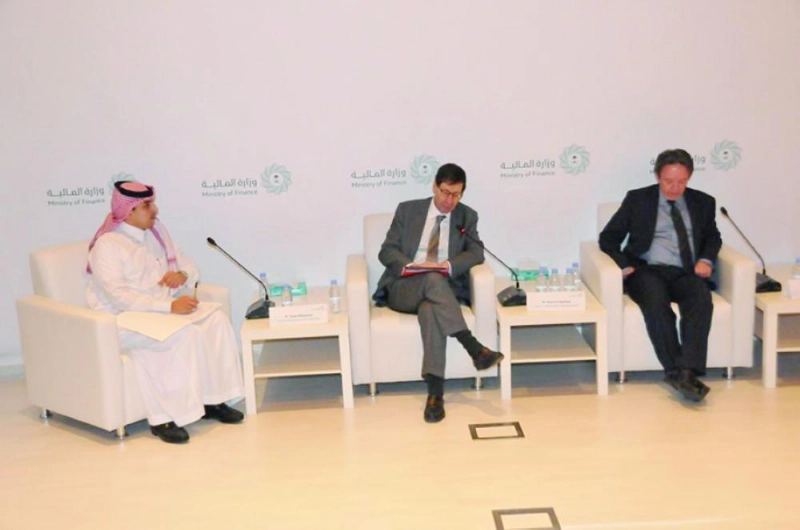 المتحدثون بالندوة (مكة)