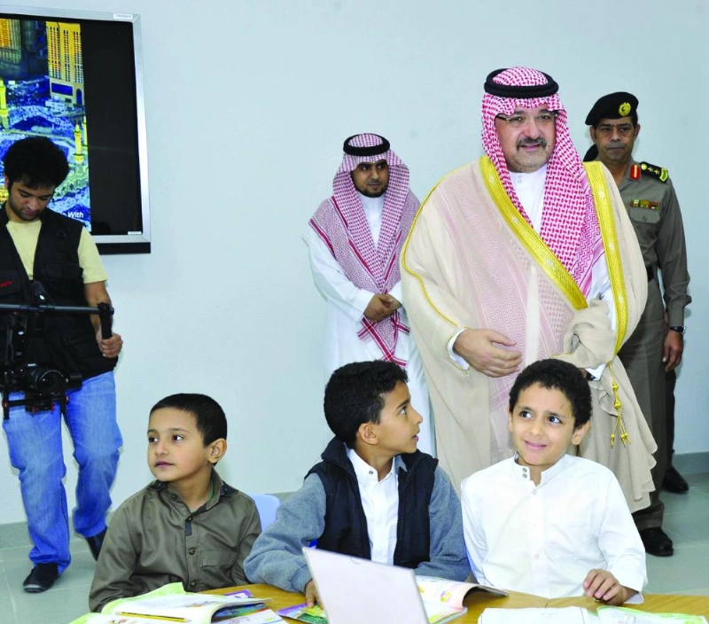 مشعل بن ماجد خلال التدشين أمس (واس)