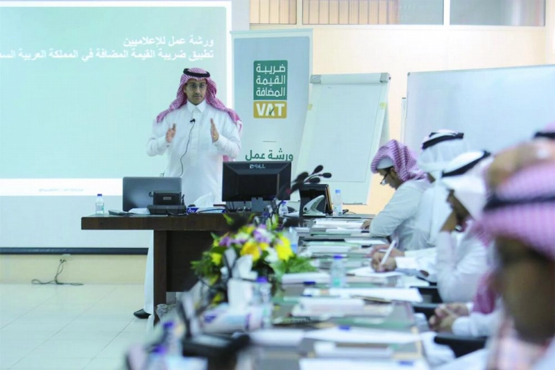 مدير إدارة العمليات في ضريبة القيمة المضافة بالهيئة خلال الورشة (مكة)
