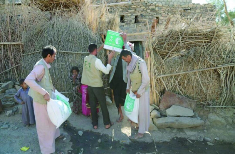 توزيع السلال الغذائية في الجوبة (واس)