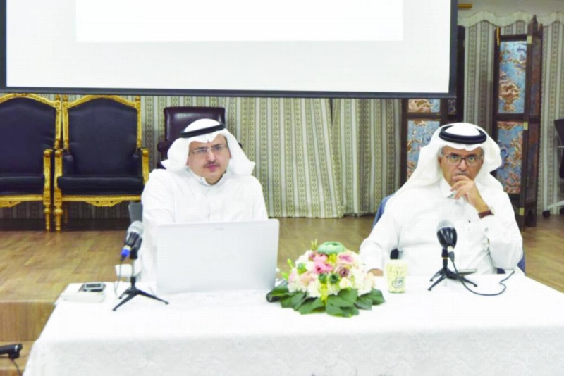 سعد البازعي ومحمد الدخيل أثناء الندوة (مكة)