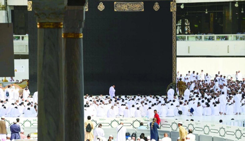 مصلون في الحرم المكي أمس (واس)
