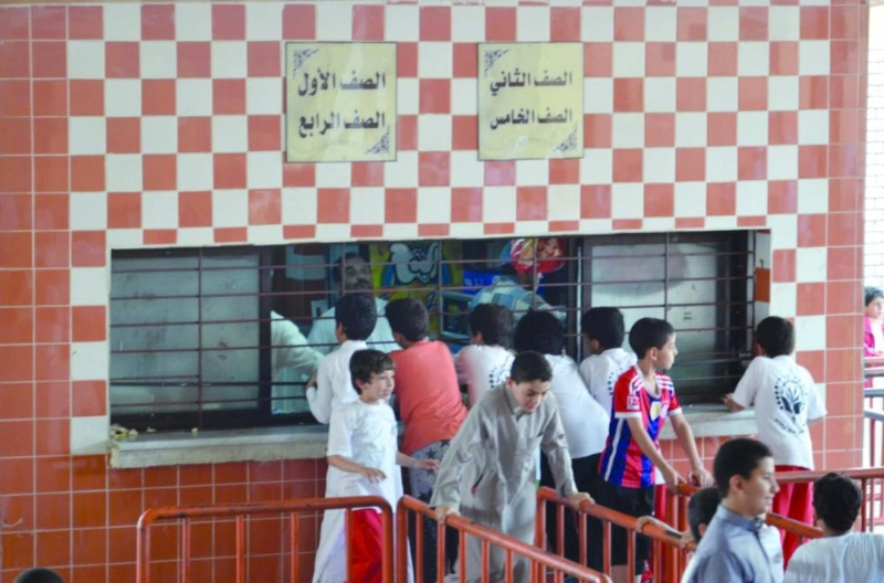 طلاب يشترون من أحد المقاصف (مكة)
