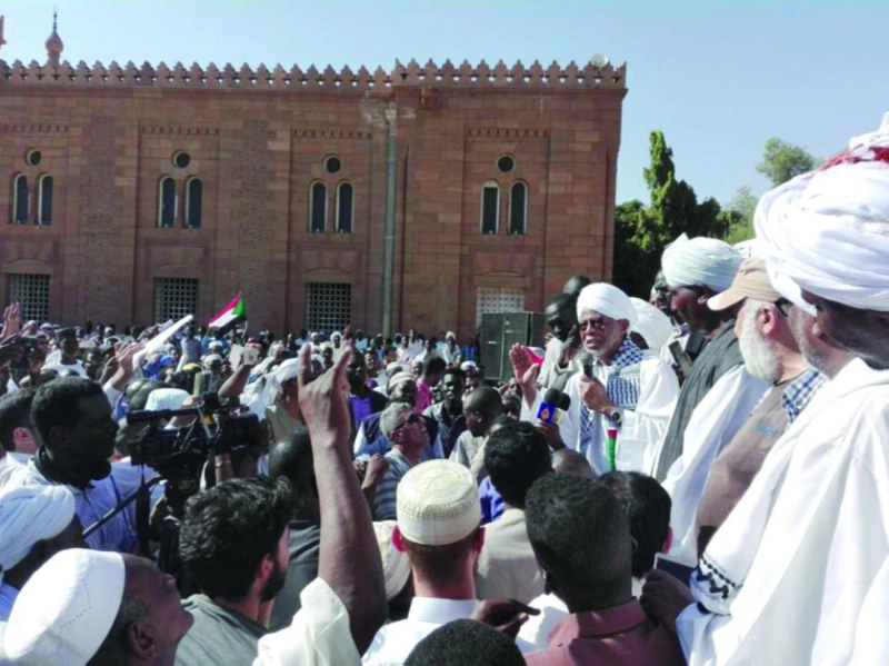 عشرات السودانيين يقفون احتجاجا في الخرطوم