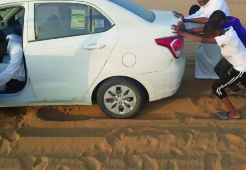 مركبة علقت في أحد الطرق (مكة)
