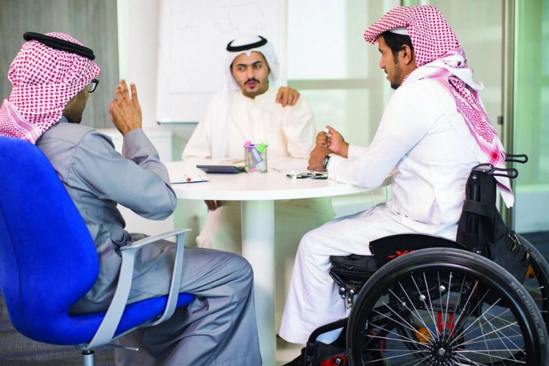 موظف من ذوي الإعاقة أثناء تأدية عمله (مكة)