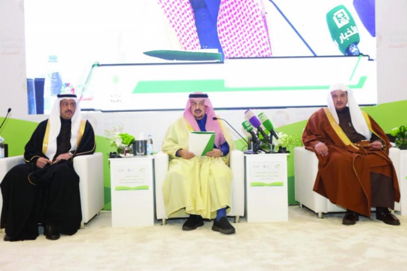 فيصل بن بندر خلال رعايته المنتدى في الرياض أمس (مكة)
