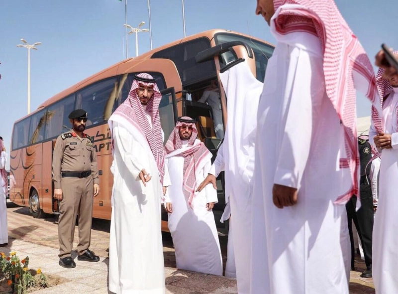 عبدالله بن بندر مبديا ملاحظاته على رصيف كورنيش رابغ (مكة)