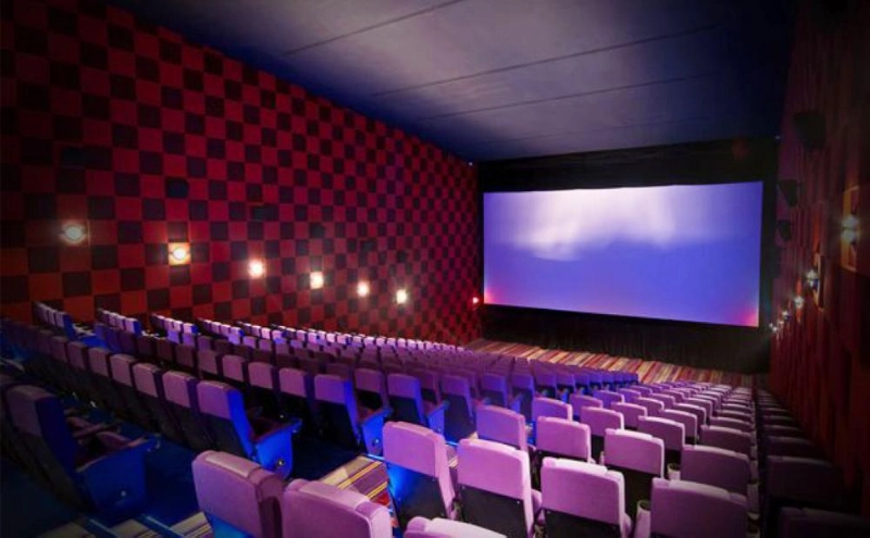 صالة مهيأة لدور سينما في أحد مراكز جدة التجارية (مكة)