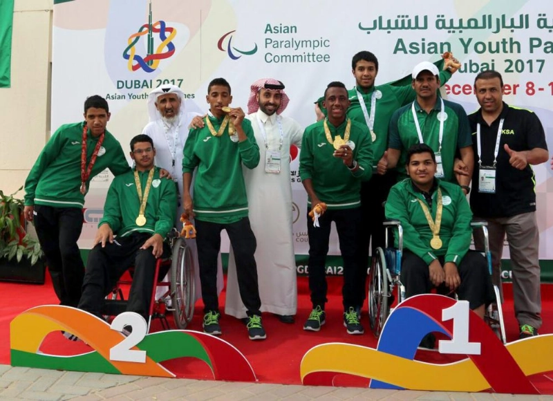 عدد من لاعبي المنتخب عقب التتويج (هيئة الرياضة)