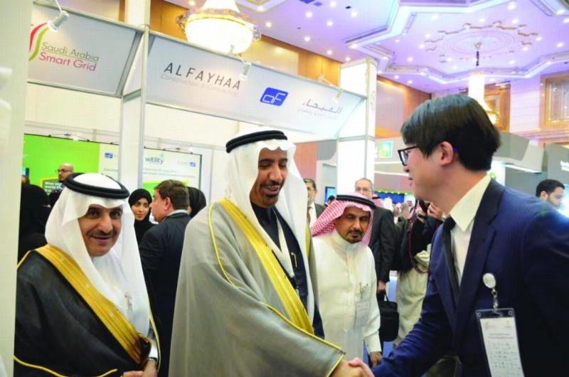 العواجي خلال جولة في المعرض المصاحب (مكة)