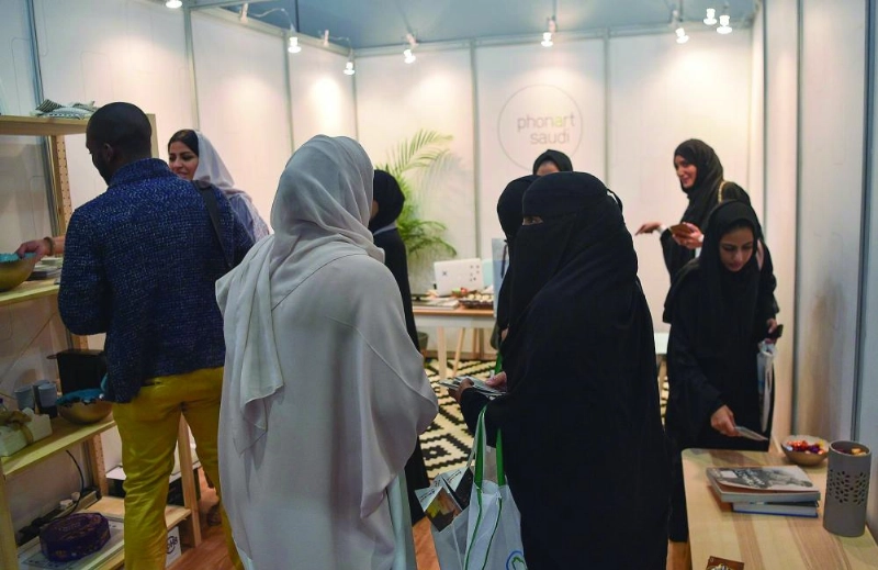 زائرات في الملتقى