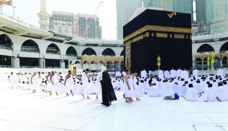 زوار ومعتمرون بالحرم المكي أمس (واس)