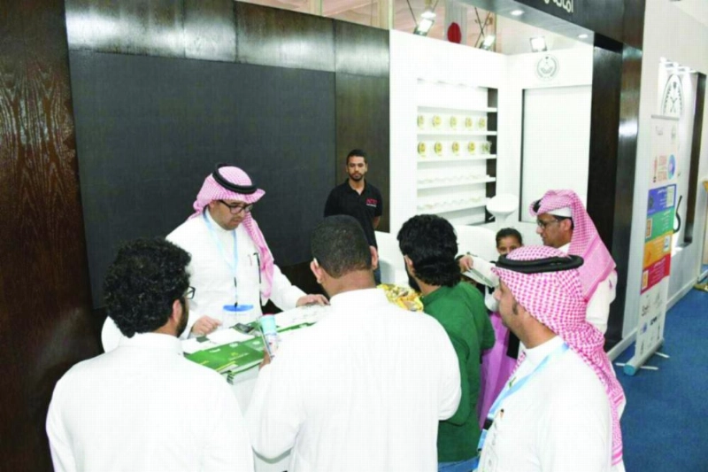 زوار في جناح ملتقى مكة الثقافي (مكة)