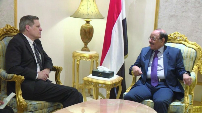 ماثيو تولر في لقاء سابق مع نائب الرئيس اليمني (تويتر)