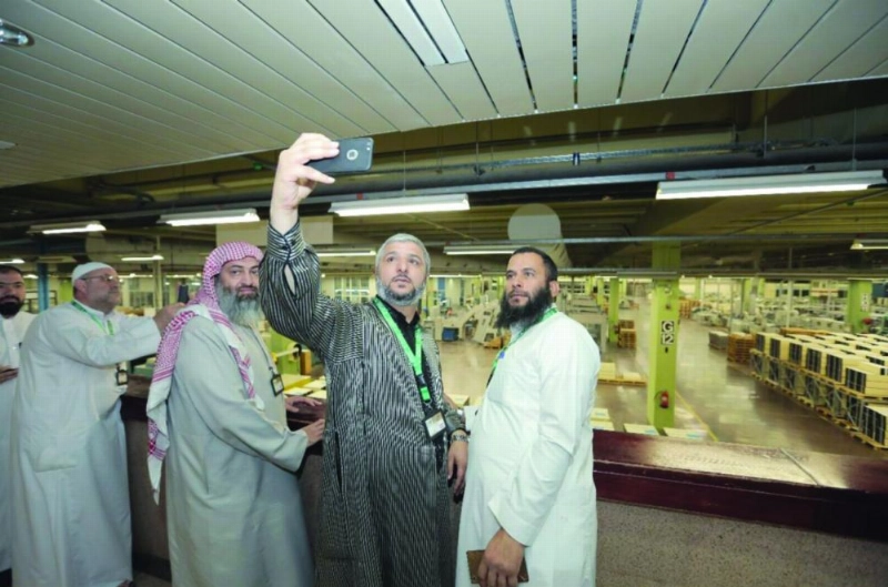 أحد الضيوف يلتقط صورة (واس)