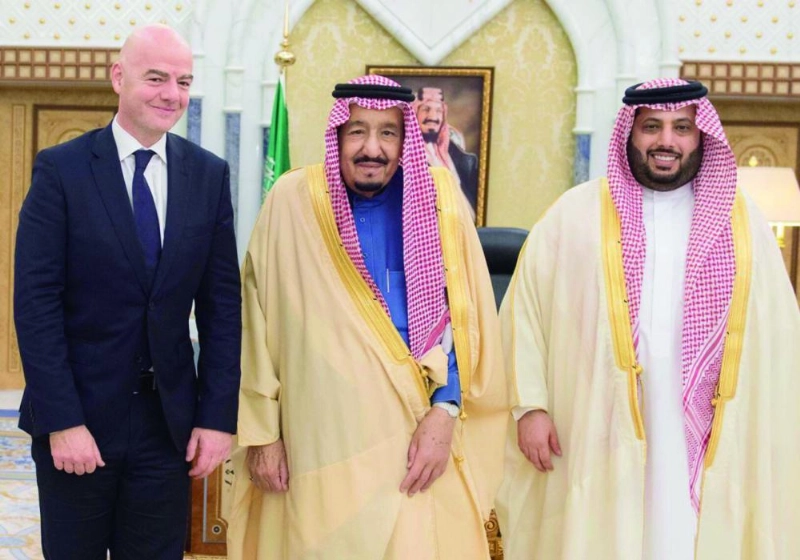 خادم الحرمين لدى استقباله رئيس الاتحاد الدولي لكرة القدم (واس)