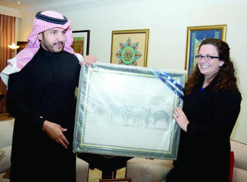 السيف يقدم هدية الجمعية للمستشارة البريطانية (مكة)