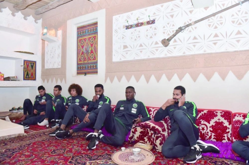 لاعبو الأخضر عقب مأدبة العشاء أمس الأول (الاتحاد السعودي)