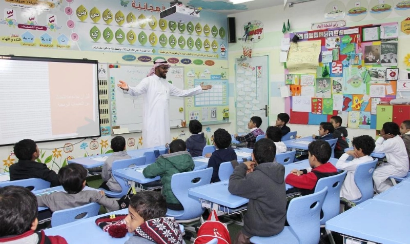 المعلم المحيسن يشرح لطلابه عن البرمجة (مكة)