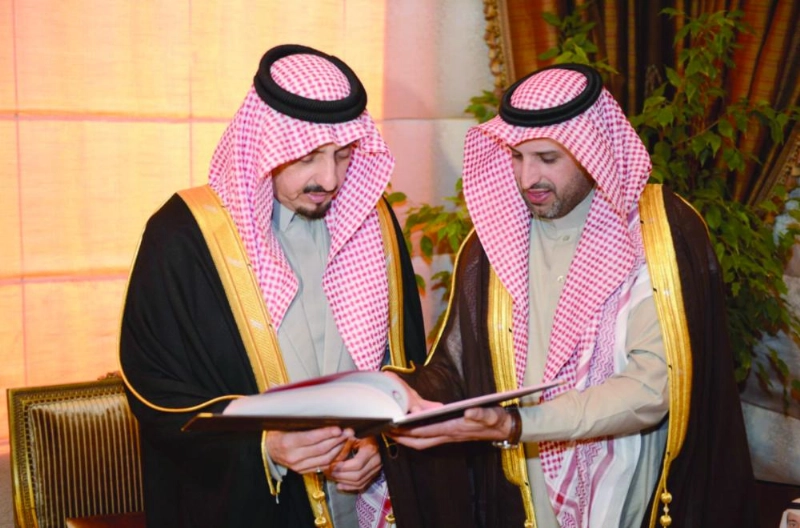 فيصل بن خالد لدى تسلمه التقرير اليوم (واس)