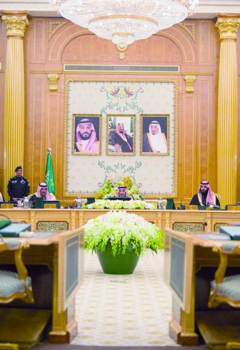 خادم الحرمين خلال ترؤسه جلسة مجلس الوزراء في الرياض أمس (واس)