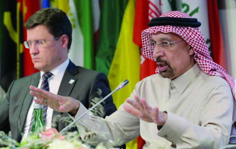 وزيرا الطاقة السعودي والروسي أثناء اجتماع 30 نوفمبر الماضي (رويترز)