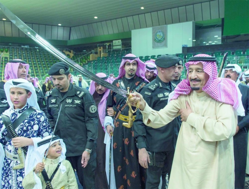 الملك سلمان يؤدي العرضة السعودية