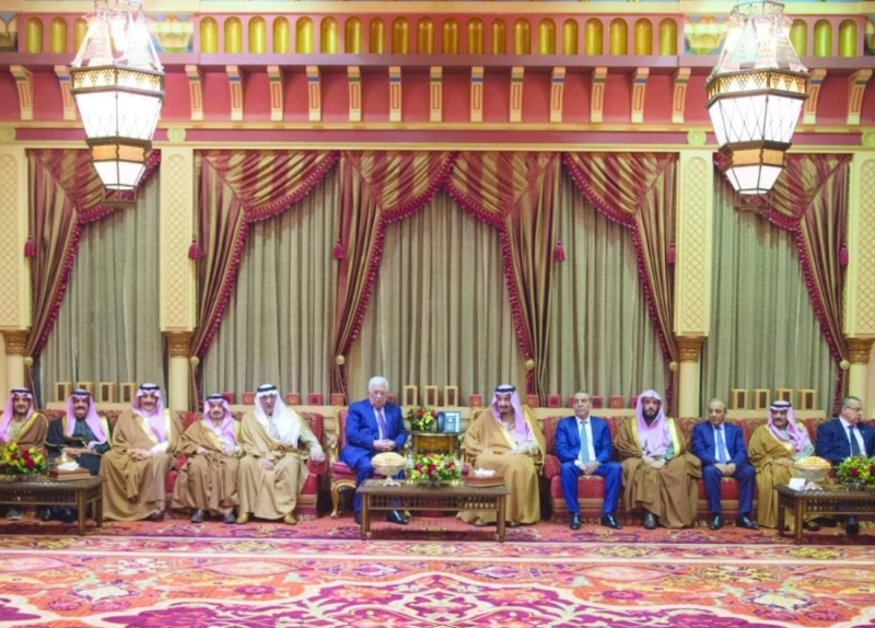 الملك سلمان لدى استقباله محمود عباس في الرياض أمس (واس)