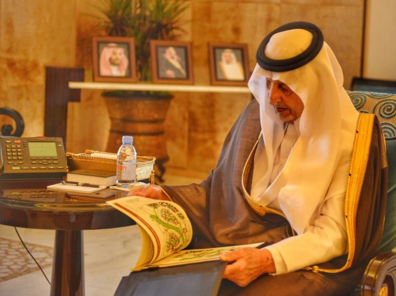 خالد الفيصل خلال تسلمه التقرير (تويتر الإمارة)