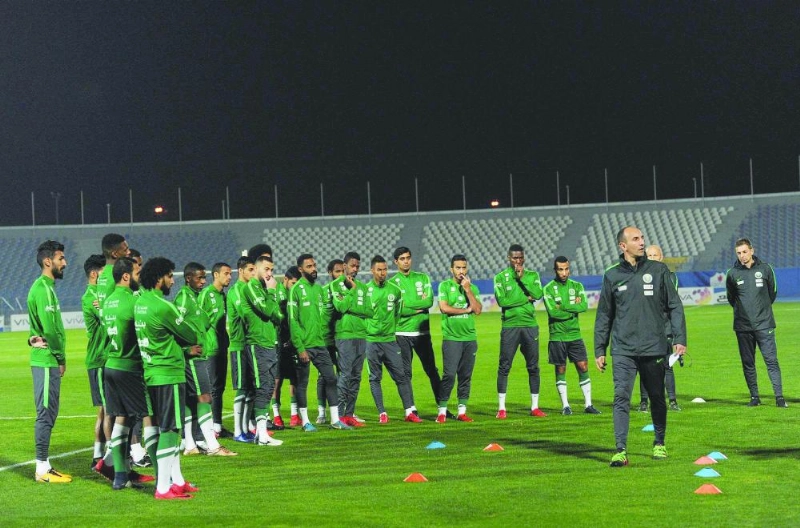 مدرب المنتخب خلال اجتماعه باللاعبين (واس)