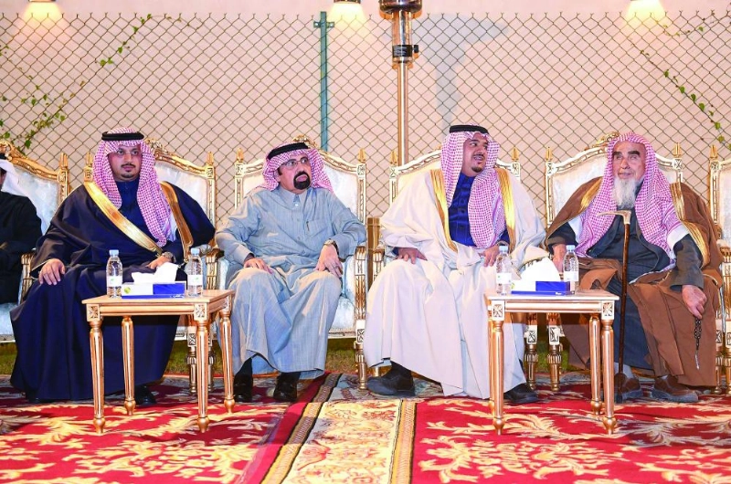 محمد بن عبدالرحمن خلال تقديم العزاء (واس)