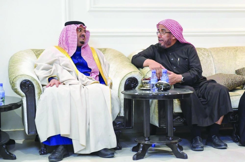 محمد بن عبدالرحمن خلال تقديم العزاء (واس)
