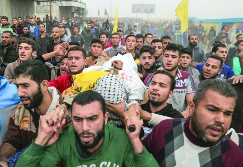 فلسطينيون يشيعون زكريا الكفارنة أمس (تويتر)