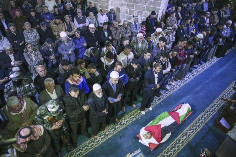الصلاة على شهيد في غزة (د ب أ)