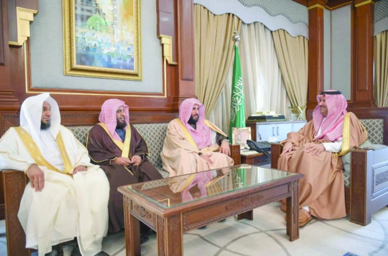 فيصل بن سلمان خلال لقائه وليد الصمعاني ومرافقيه (واس)