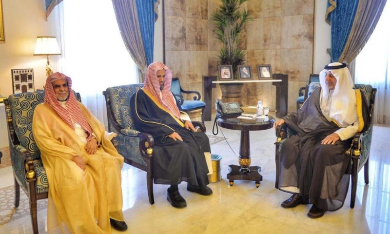 خالد الفيصل خلال استقباله سعود المعجب (واس)