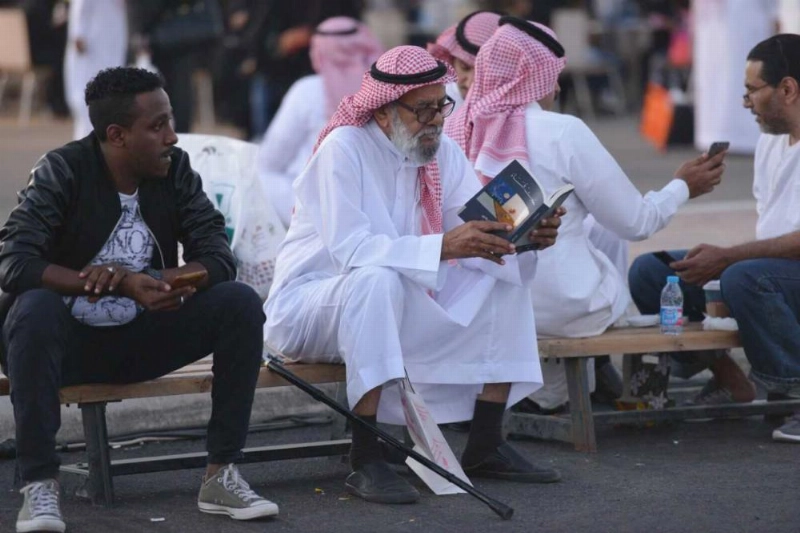 أحد كبار السن يقرأ كتابا (مكة)
