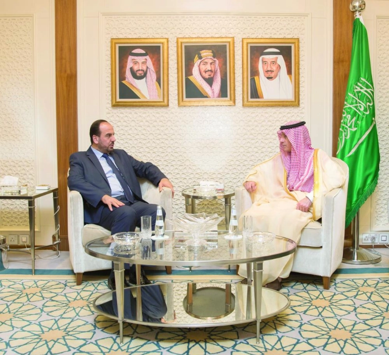 عادل الجبير مستقبلا نصر الحريري أمس (واس)