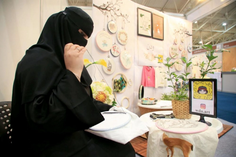 سيدة مشاركة في المعرض (مكة)