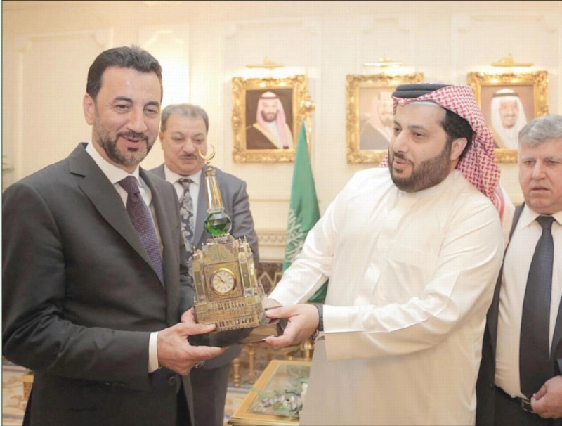 عبطان لحظة استقباله من قبل تركي آل الشيخ بالرياض (هيئة الرياضة)
